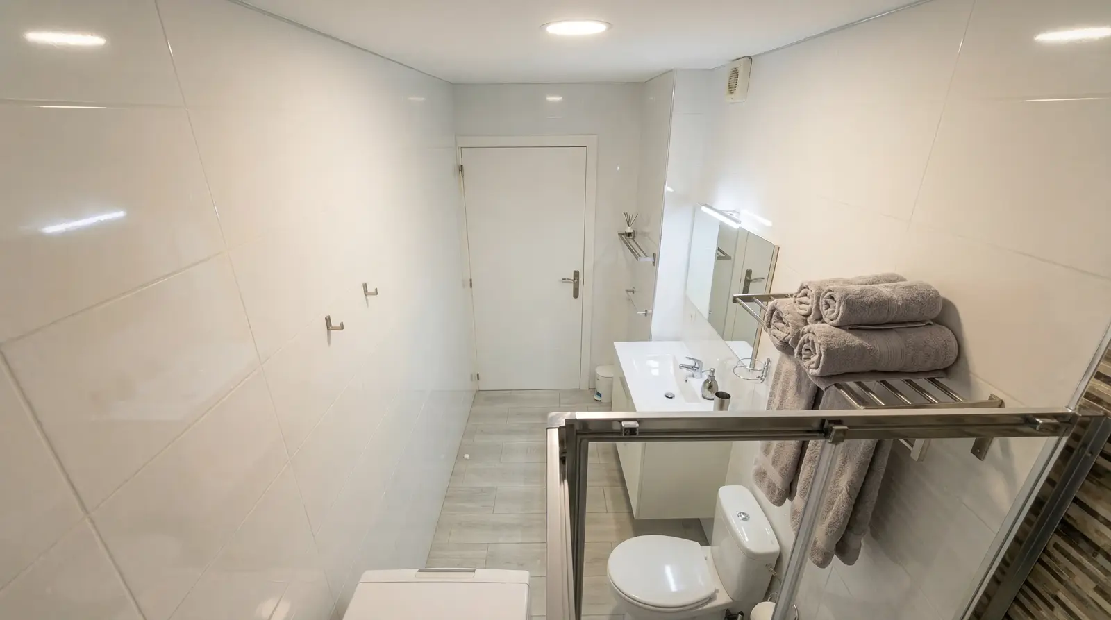 Fully equipped modern bathroom