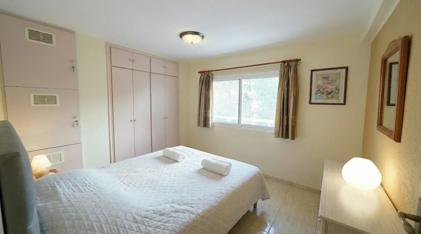 Modern bedroom Los Tajinastes family apartment-2