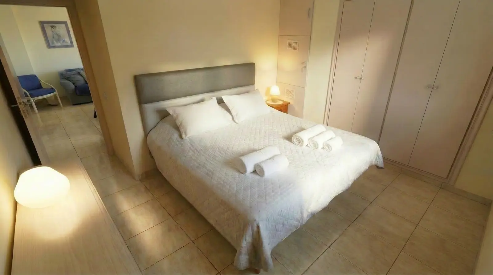 Modern bedroom Los Tajinastes family apartment