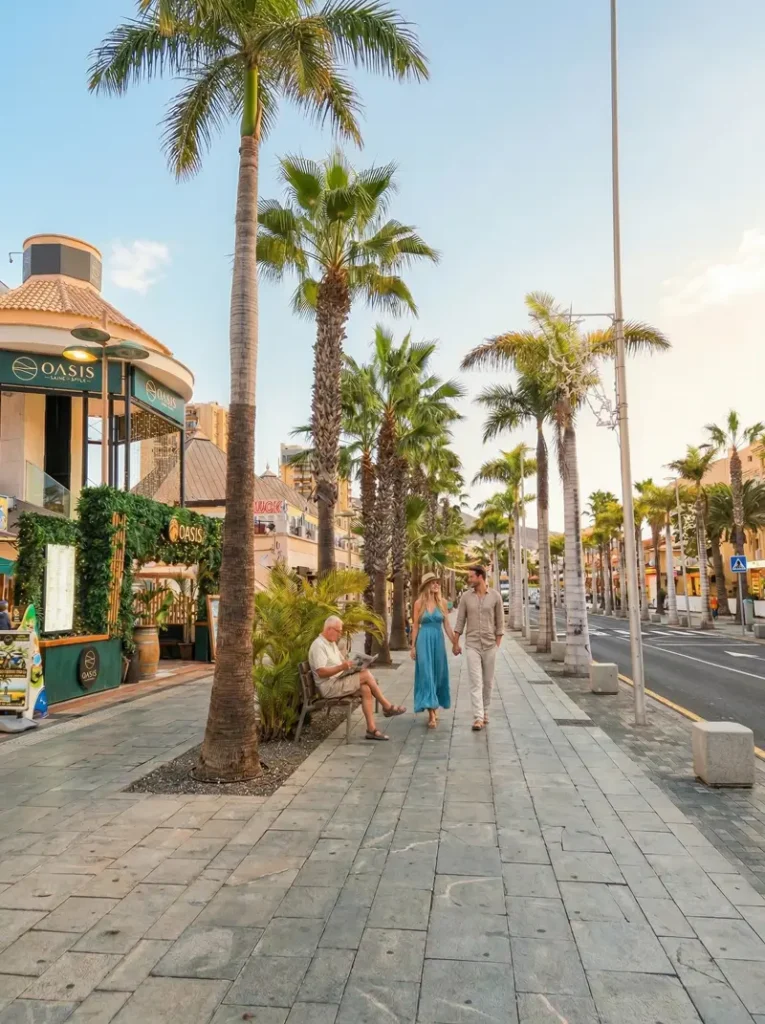 Una coppia passeggia lungo la Golden Mile