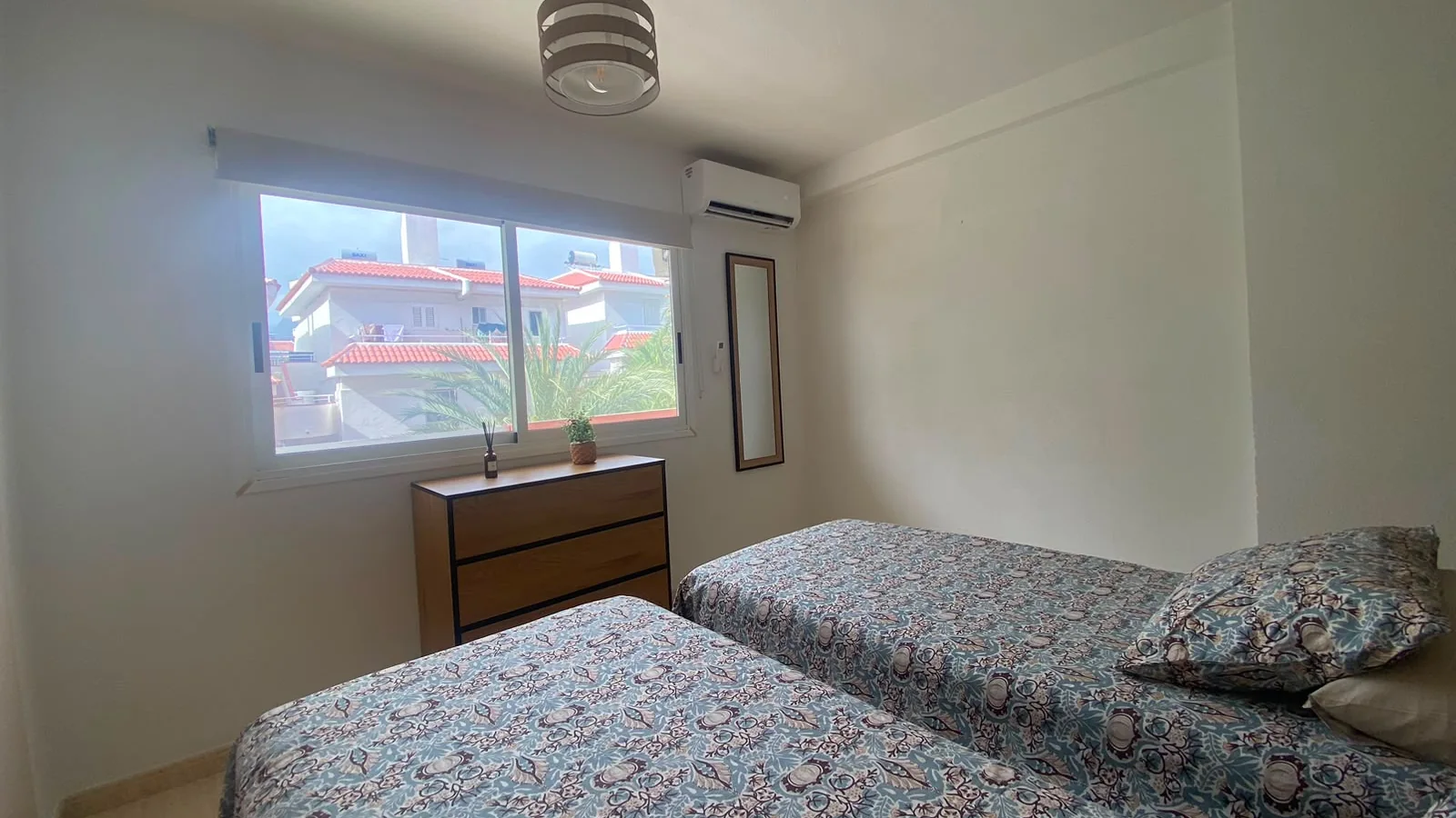 Air conditioned bedroom with window view, Los Tajinastes apartment Playa de las Américas