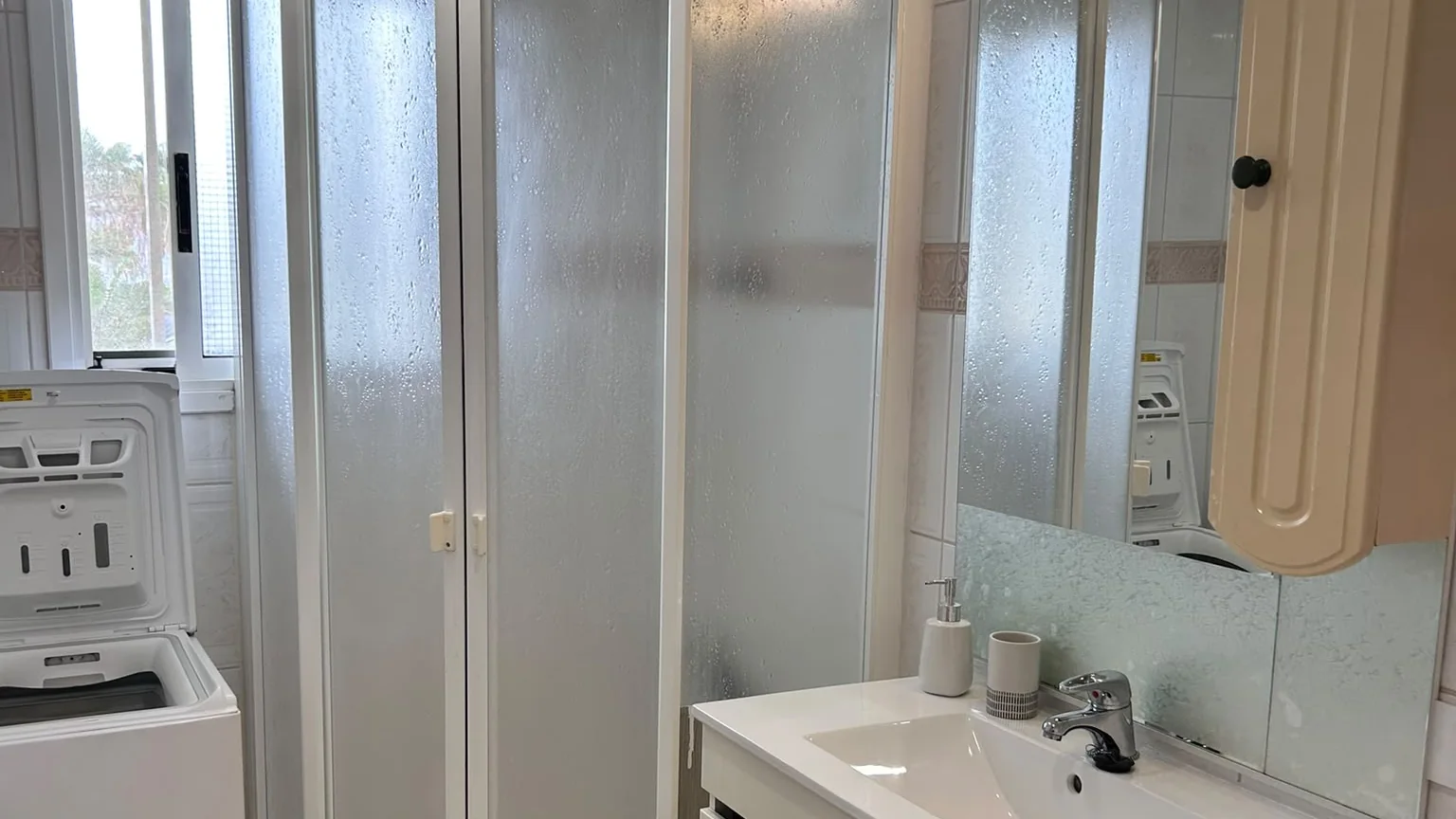 Bathroom with corner shower, washbasin and mirror, Los Tajinastes Playa de las Américas