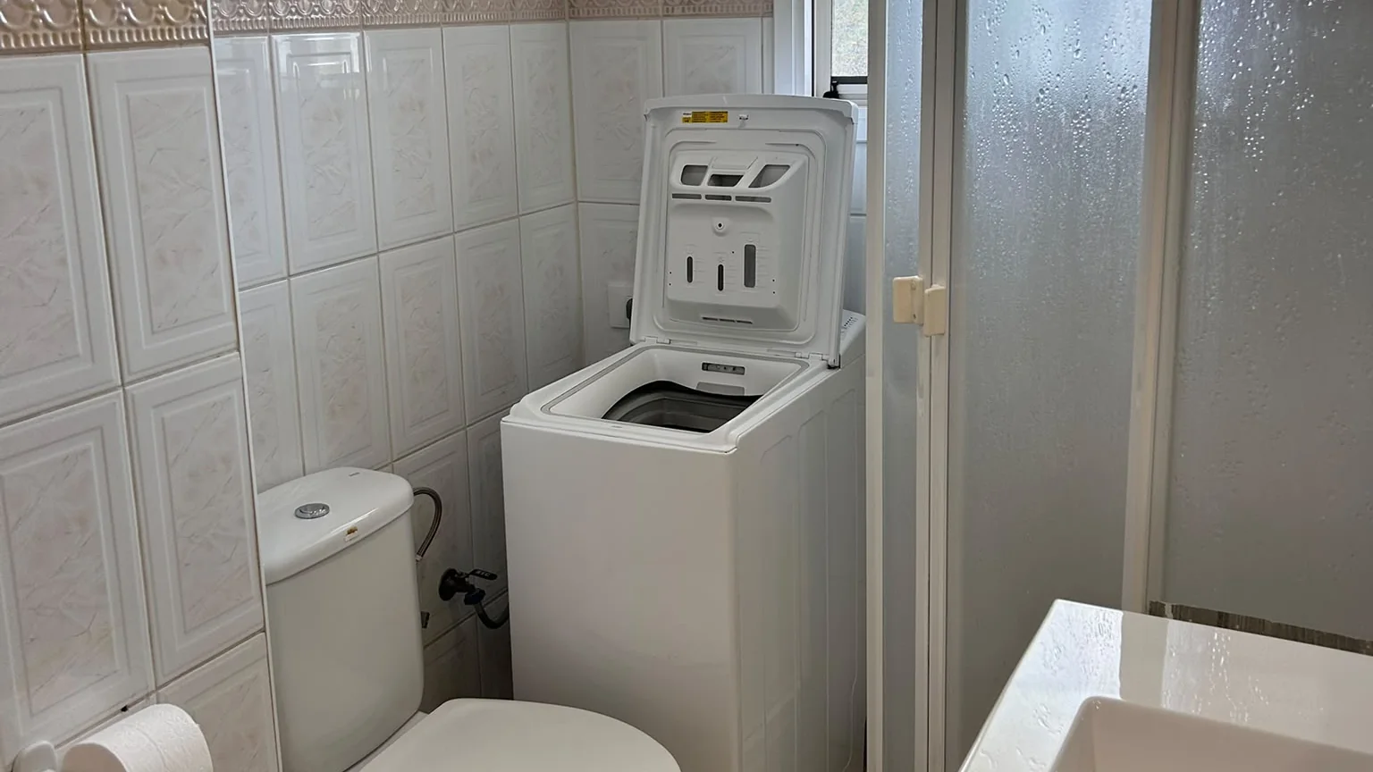 Bathroom with washing machine and shower cabin, Los Tajinastes apartment