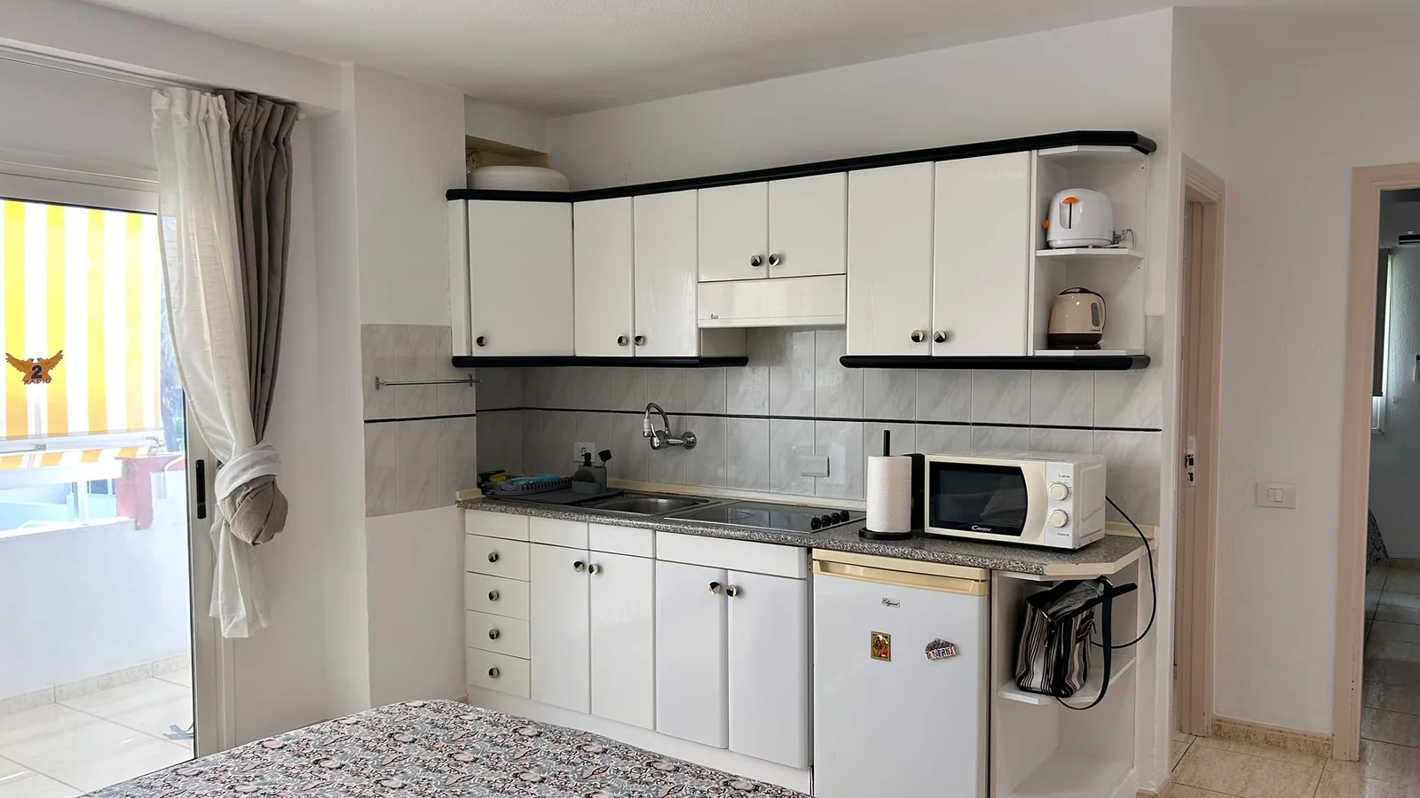 Kitchenette with microwave, fridge, hob and kettle, Los Tajinastes apartment