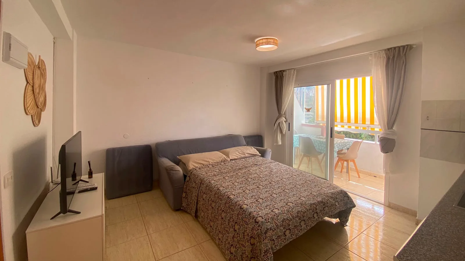 Living room with sofa bed made up and terrace access, Los Tajinastes apartment