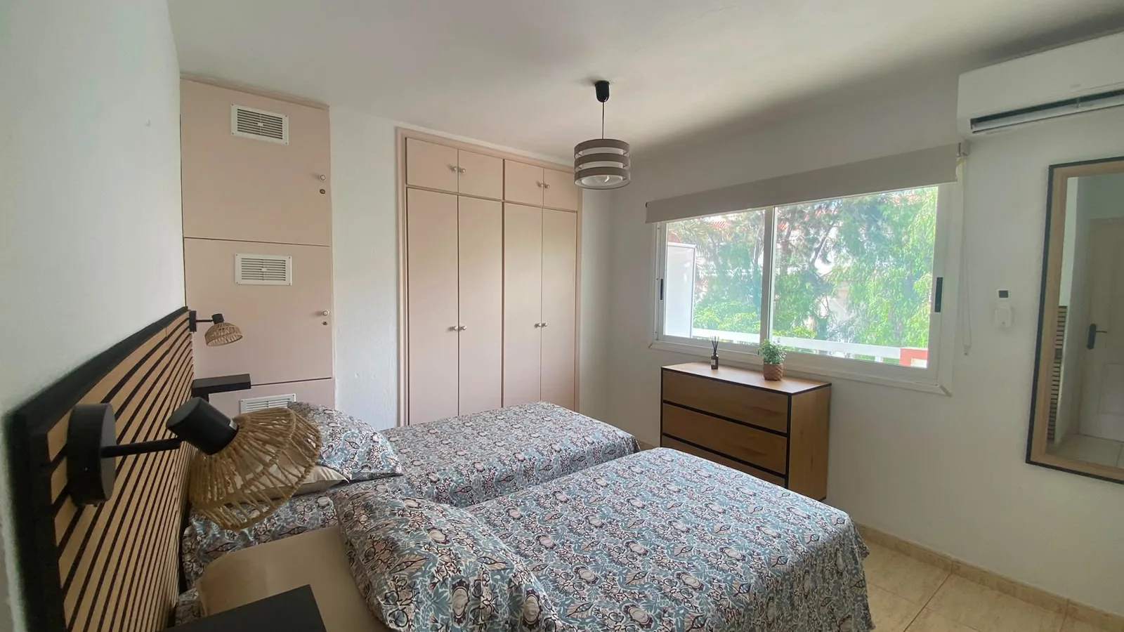 Twin bedroom with built in wardrobe and chest of drawers, Los Tajinastes apartment