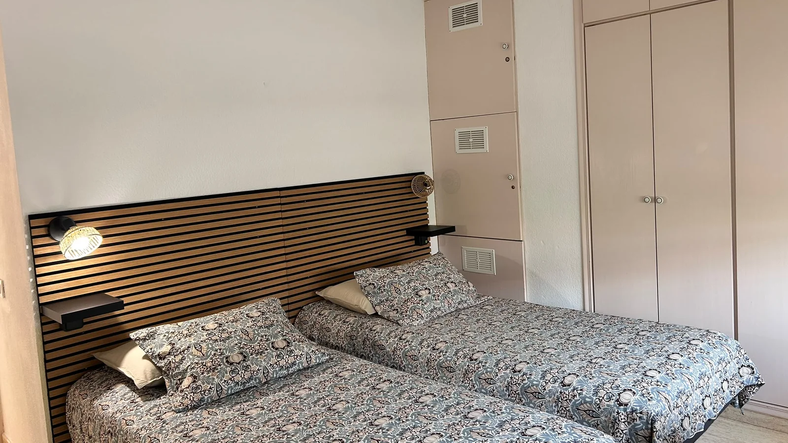 Two single beds with oak slatted headboard and reading lights, Los Tajinastes apartment